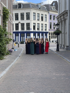 903632 Afbeelding van een groepje studentes in galajurken in Achter de Dom te Utrecht, nabij de Pausdam.